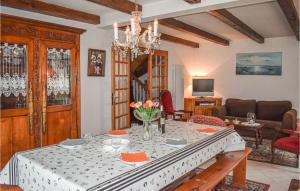 una sala de estar con una mesa con flores. en Cozy Home In Pleubian With Kitchen, en Pleubian