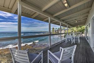 カイルア・コナにあるOceanfront Kona Home with Beach Access and Views!の白い椅子付きのポーチ