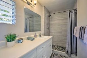 Et badeværelse på Beachfront Waimanalo Home with Pergola and Ocean Views + 22 billeder