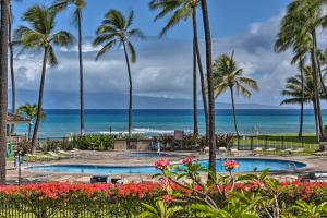 Bazén v ubytování Lahaina Resort Retreat with Pool and Ocean Views! nebo v jeho okolí
