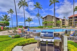 Bazén v ubytování Lahaina Resort Retreat with Pool and Ocean Views! nebo v jeho okolí