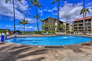 Bazén v ubytování Lahaina Resort Retreat with Pool and Ocean Views! nebo v jeho okolí