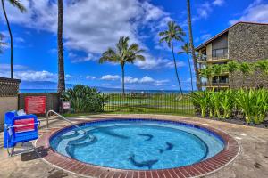 Bazén v ubytování Lahaina Resort Retreat with Pool and Ocean Views! nebo v jeho okolí