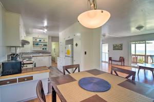 cocina y comedor con mesa y sillas en Hilo Apartment Ocean Views on the Hamakua Coast! en Hilo