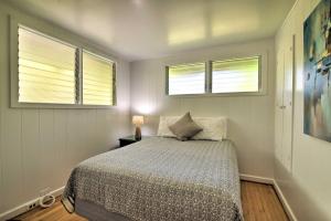 Łóżko lub łóżka w pokoju w obiekcie Hilo Apartment Ocean Views on the Hamakua Coast!