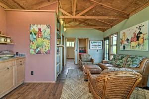 Gallery image of View House in Laupahoehoe with Patio and Ocean Views! in Papaaloa