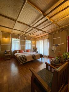 1 dormitorio grande con 1 cama y 1 mesa en PaliGhar Farmstay, en Kalimpong