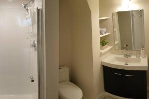 Ένα μπάνιο στο Happy, Cozy, Fun, Loving suite in West Vancouver +27 φωτογραφίες