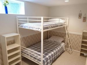 um par de beliches num quarto em Happy, Cozy, Fun, Loving suite in West Vancouver em West Vancouver