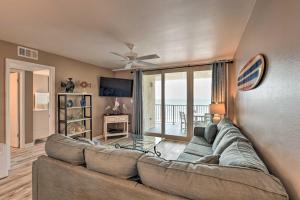 Uma área de estar em Exquisite Orange Beach Condo with Pool and Ocean Views