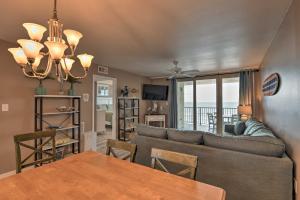 Uma área de estar em Exquisite Orange Beach Condo with Pool and Ocean Views