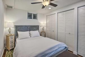 Katil atau katil-katil dalam bilik di 4 Mi to Coors Field Charming Apartment with Patio