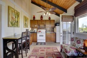 uma cozinha com uma mesa e uma ventoinha de tecto em Charming Kailua-Kona Apartment Near Hiking and Golf! em Kailua-Kona