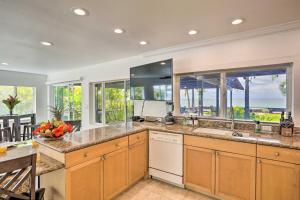 A kitchen or kitchenette at Elegant Oceanfront Villa with Lanai and Bar!