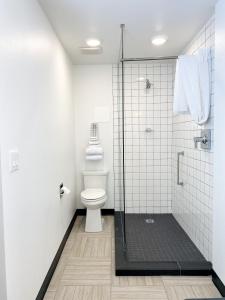 uma casa de banho com um chuveiro e um WC. em Hotel Corvallis em Corvallis