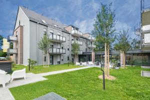 un edificio de apartamentos con césped delante en The Stay.residence, en Múnich