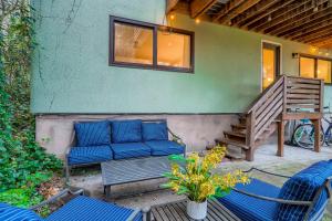 3 Mi to Downtown Portland Lush Flat with Fire Pit的休息区