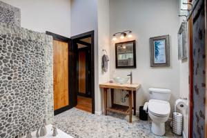 Bathroom sa Kailua-Kona House with Balcony and Ocean Views!