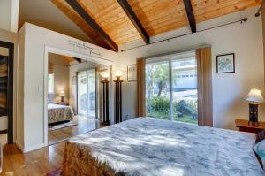 Säng eller sängar i ett rum på Kailua-Kona House with Balcony and Ocean Views!