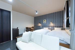 a bedroom with a large bed and a couch at VACATION INN HEIWAJIMA 1 - Vacation STAY 10876 in Tokyo