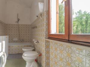 Bathroom sa Authentic holiday home in Cagli with private swimming pool