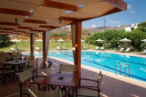 Bazén v ubytování Hotel Peli nebo v jeho okolí