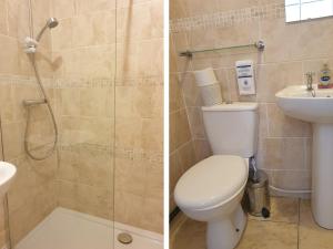 Duas fotografias de uma casa de banho com WC e lavatório. em The Bungalow em York