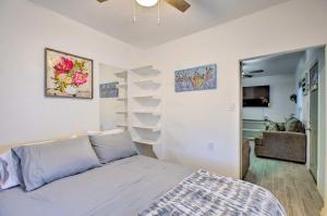 um quarto com uma cama e uma sala de estar em Beautiful Denver Retreat about 4 Mi to Downtown! em Denver
