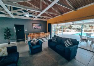 sala de estar con sofás, mesa y piscina en Southport Sands en Southport