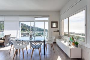 una cucina e una sala da pranzo con tavolo e sedie di holiday house in a garden with view a Lloret de Mar