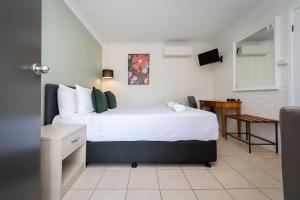 Postel nebo postele na pokoji v ubytování Fern Bay Motel