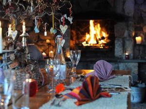 einen Esstisch mit einem Kamin im Hintergrund in der Unterkunft Lower Barns Guest House in Mevagissey