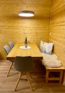 ein Esszimmer mit einem Holztisch und Stühlen in der Unterkunft Apartmány Jasná, Biela Púť in Demänovská Dolina