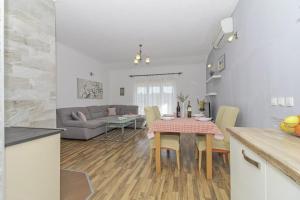 Il comprend une cuisine et un salon avec une table et un canapé. dans l'établissement Lea in Štinjan - Istrien, à Pula