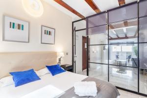 Giường trong phòng chung tại Modern&Confort Premium Concept Ruzafa , , ValenciaGUEST