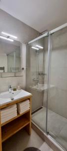 ein Badezimmer mit Glasdusche und Waschbecken in der Unterkunft Apartmány Jasná, Biela Púť in Demänovská Dolina