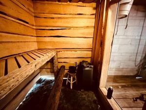 - Vistas interiores a una habitación de madera con mesa y silla en unique wellness home Whirlpool, Sauna, WeberGas Grill, en Bad Ems