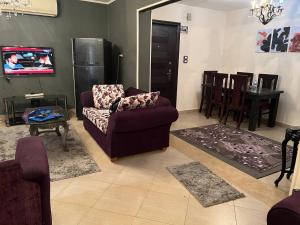 uma sala de estar com um sofá e uma mesa em Family Apartment in Nasr City no Cairo