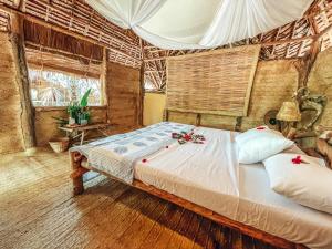 Che Shale في Mambrui: غرفة نوم بها سرير كبير وعليه زهور