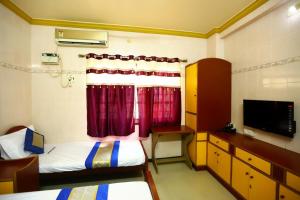 Postel nebo postele na pokoji v ubytování Charminar Residency