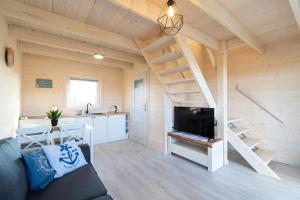 ein Wohnzimmer mit einer Treppe in einem winzigen Haus in der Unterkunft Domki Heyne Holiday in Ustka