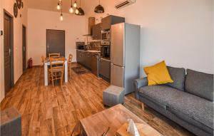 ein Wohnzimmer mit Sofa und Tisch in der Unterkunft 2 Bedroom Gorgeous Apartment In Avignon in Avignon