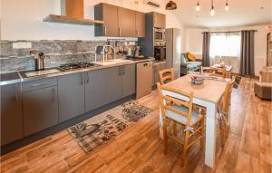 eine Küche mit Tisch und ein Esszimmer in der Unterkunft 2 Bedroom Gorgeous Apartment In Avignon in Avignon