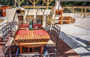 einen Holztisch mit roten Platten und Weingläsern in der Unterkunft 2 Bedroom Gorgeous Apartment In Avignon in Avignon