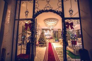 uma porta aberta com uma árvore de Natal num quarto em Base Ethiopia International Hotel em Addis Ababa