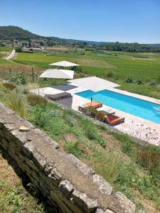 Bazén v ubytování Mas Les Escourtades Chambres d'hôtes nebo v jeho okolí