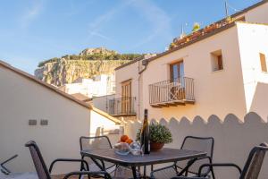 a table and chairs on the balcony of a building at Il Duomo-Cefalù Holiday Apartments in Cefalù