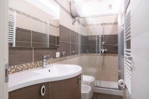 ein Bad mit einem Waschbecken und einer Dusche in der Unterkunft Il Duomo-Cefalù Holiday Apartments in Cefalú