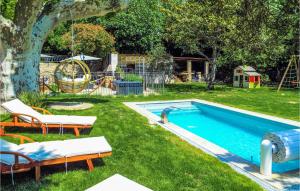 Poolen vid eller i närheten av Awesome Apartment In Avignon With Wifi, 1 Bedrooms And Heated Swimming Pool