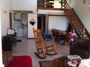 un salon avec un escalier et une salle à manger dans l'établissement Maison La Flotte face à la mer, à La Flotte